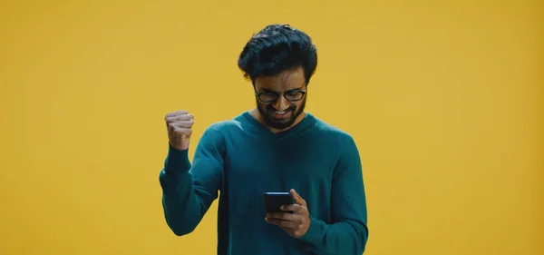 Młody człowiek SMS-y na Smartphone — Zdjęcie stockowe