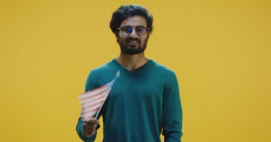 Amerikan bayrağını sallayan genç adam
