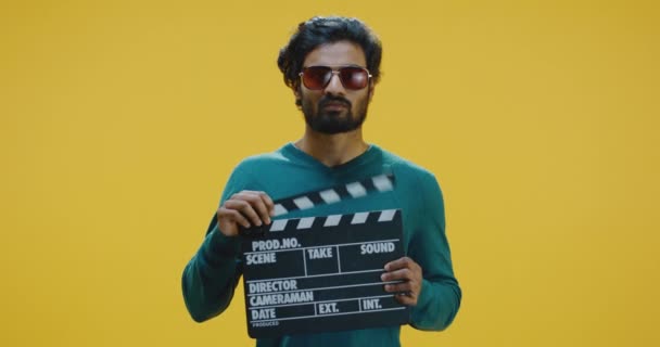 Glada man klappa clapperboard — Stockvideo