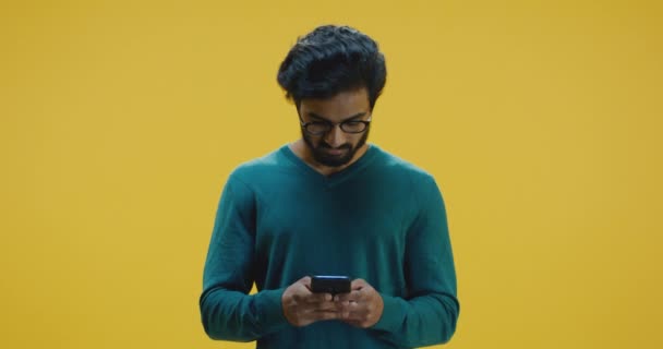 Hombre joven mensajes de texto en Smartphone — Vídeo de stock