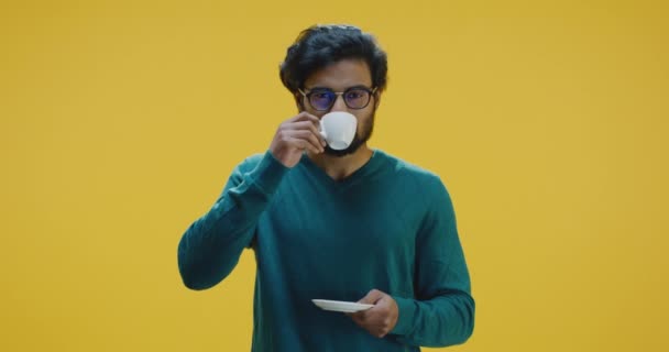 Ung man dricker kaffe — Stockvideo