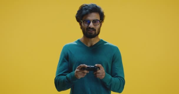 Fiatal férfi videojátékot játszik — Stock videók