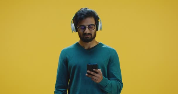 Mladý muž poslouchající hudbu — Stock video
