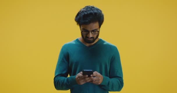 Manifatura smartphone cep telefonu ile genç adam — Stok video