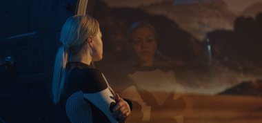 Mars üssünün penceresinden dışarı bakan kadın astronot.