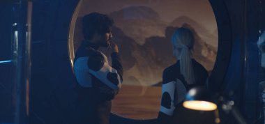 Mars ana penceresinin yanında konuşan astronotlar