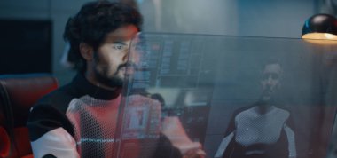 Astronot bir video çağrısı alıyor