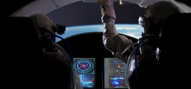 Gezegen etrafında dönen astronotlarla dolu bir uzay gemisi