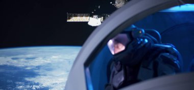 Uzay gemisi penceresinden dışarı bakan astronot
