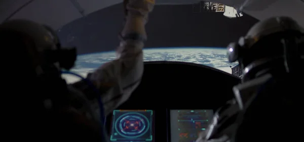 Spaceship with astronauts orbiting around planet — ストック写真