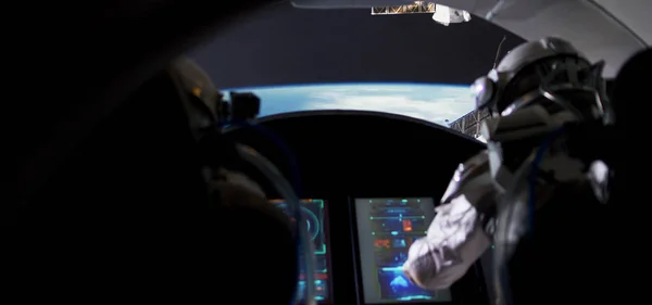 Nave espacial con astronautas orbitando alrededor del planeta —  Fotos de Stock