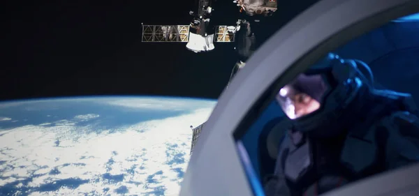 Astronauta mirando por la ventana de la nave espacial —  Fotos de Stock