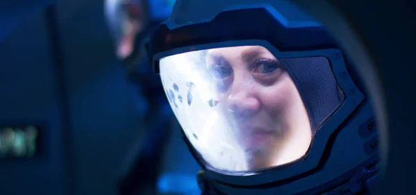 Kvinnlig astronaut tittar ut ur rymdskepp porthål — Stockfoto