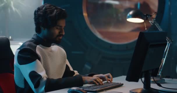 Homme astronaute travaillant sur ordinateur — Video