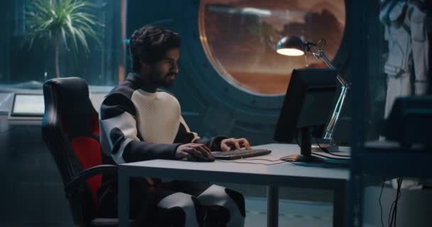 在计算机上工作的男性宇航员 — 图库视频影像