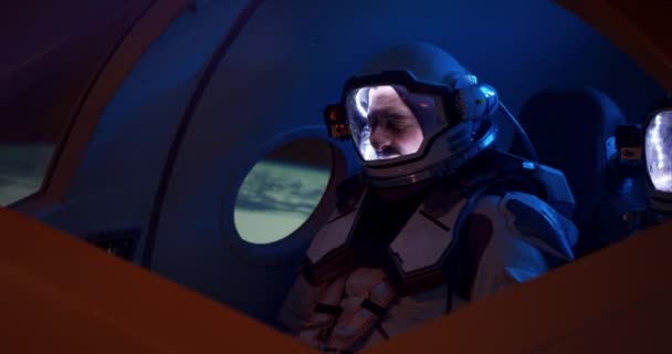 Astronauti di sesso maschile e femminile che navigano sull'astronave — Video Stock