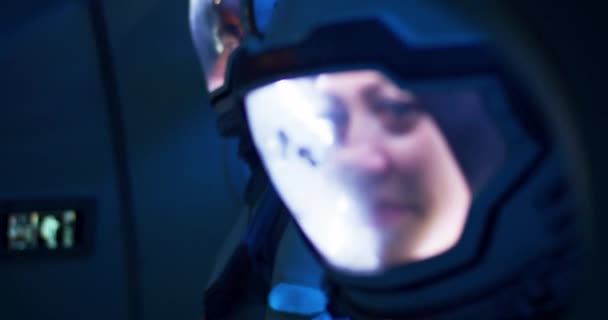 astronaute femelle regardant hors du hublot du vaisseau spatial 