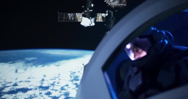 Astronauta a olhar pela janela da nave espacial — Vídeo de Stock