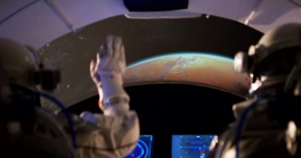 Astronautas acercándose a Marte con nave espacial — Vídeos de Stock