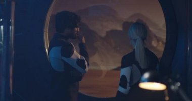 Mars ana penceresinin yanında konuşan astronotlar