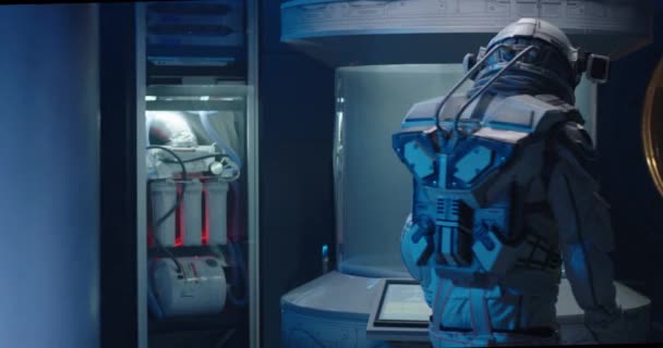 宇航员操作的工厂孵化器 — 图库视频影像