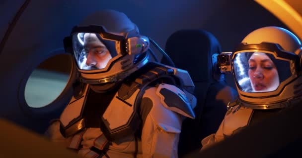 Manliga och kvinnliga astronauter navigerar rymdskepp — Stockvideo