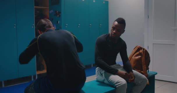 Men having conversation in locker room — Stock Video
