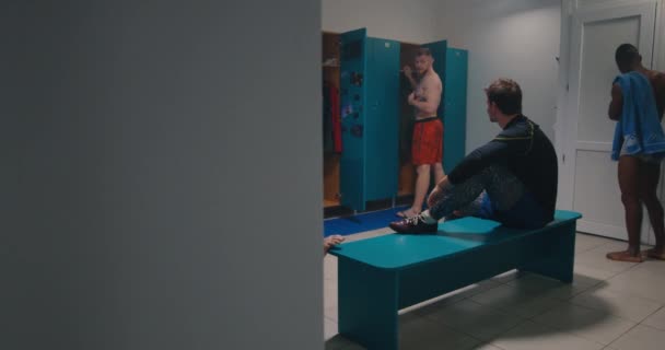 Mannen pesten in kleedkamer — Stockvideo