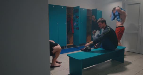 Mannen lachen in de kleedkamer — Stockvideo