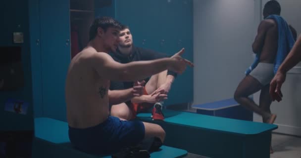 Les hommes se disputent dans les vestiaires — Video