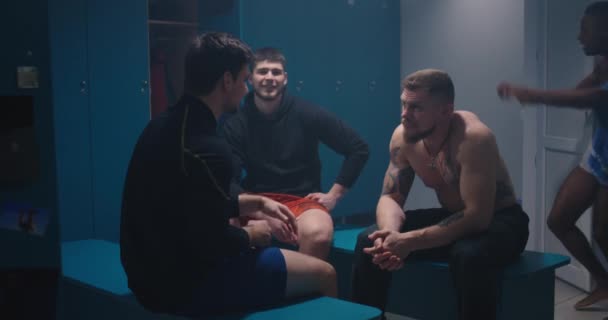 Mannen aan het praten in kleedkamer — Stockvideo