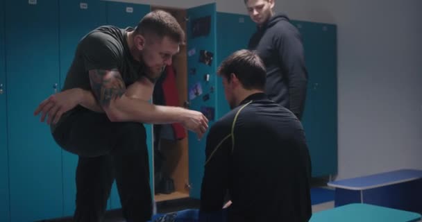 Jeune homme intimidé dans le vestiaire 