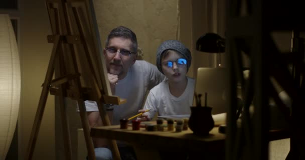 Artista e hijo pintando juntos — Vídeos de Stock