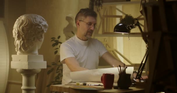 Artista jogando fora seu desenho — Vídeo de Stock