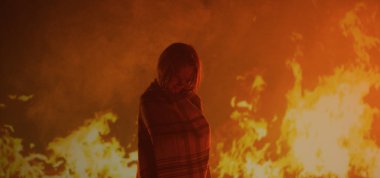 Ateşe tutulmuş bir kız ağlıyor.