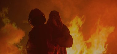 İtfaiyeci bir kızı yangından kurtarır.