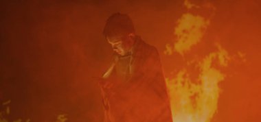 Çocuk yangında sıkıştı, yardım istiyor.