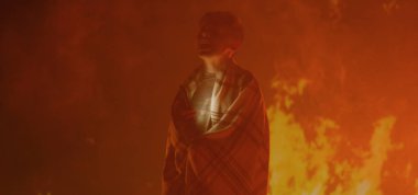 Çocuk yangında sıkıştı, yardım istiyor.