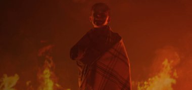 Çocuk yangında sıkıştı, yardım istiyor.