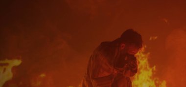 Çocuk yangında sıkıştı, yardım istiyor.