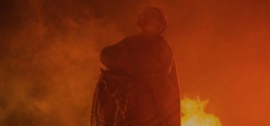 Oğlan ve kız yangında sıkıştı ve yardım istiyor.