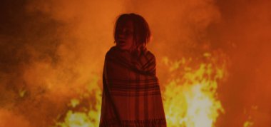 Yanan kız yardım için ağlıyor.