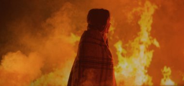 Yanan kız yardım için ağlıyor.