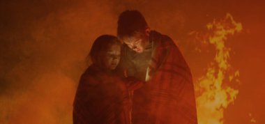 Oğlan ve kız yangında sıkıştı ve yardım istiyor.