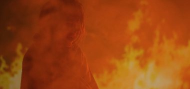 Yanan kız yardım için ağlıyor.