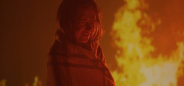 Yanan kız yardım için ağlıyor.