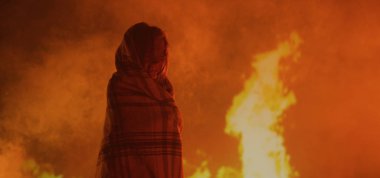 Ateşe tutulmuş bir kız ağlıyor.