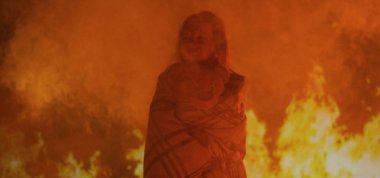 Ateşe tutulmuş bir kız ağlıyor.