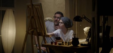 Baba ve oğul birlikte resim yapıyorlar.