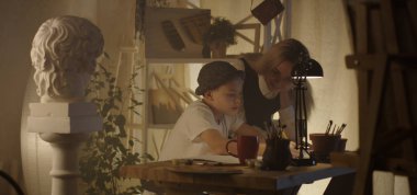 Resim sınıfında öğretmen ve öğrenci.